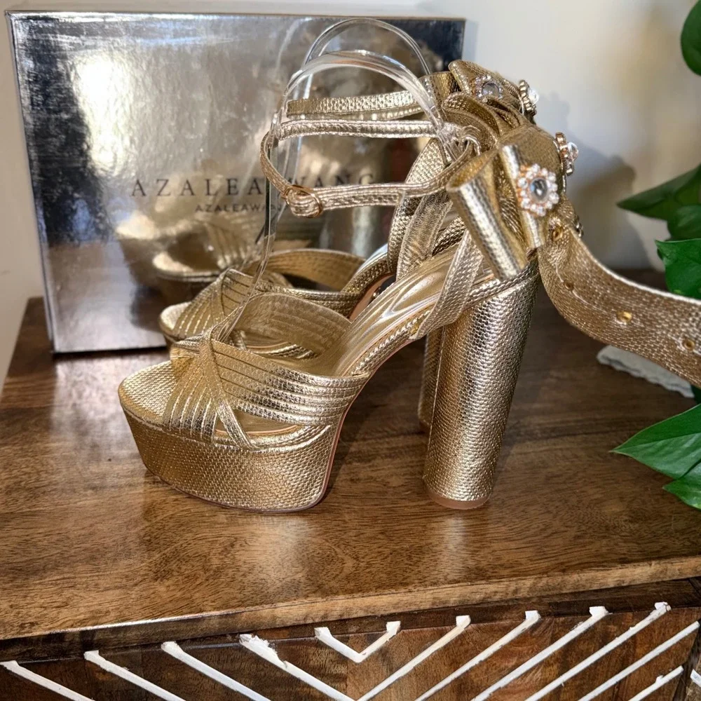 Azalea Wang measurements heel